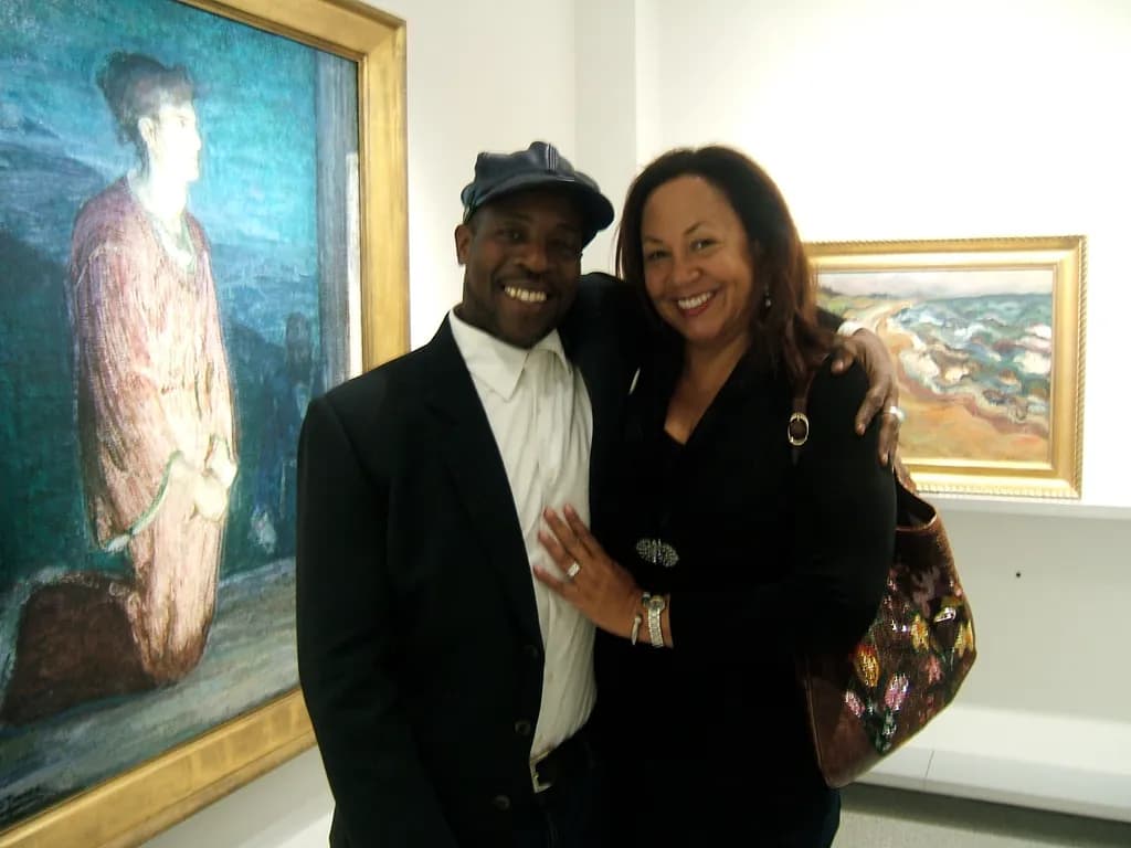 Embracing Art: A Joyful Encounter in the Gallery