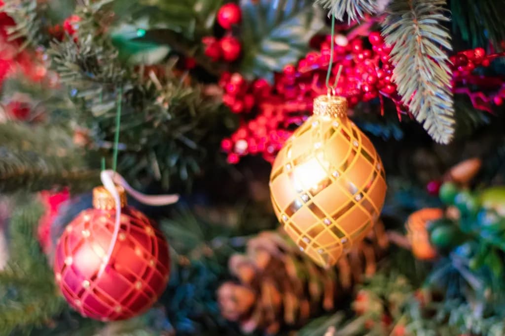 Festive Elegance: A Close-Up of Christmas Ornaments in Vibrant Red and Gold