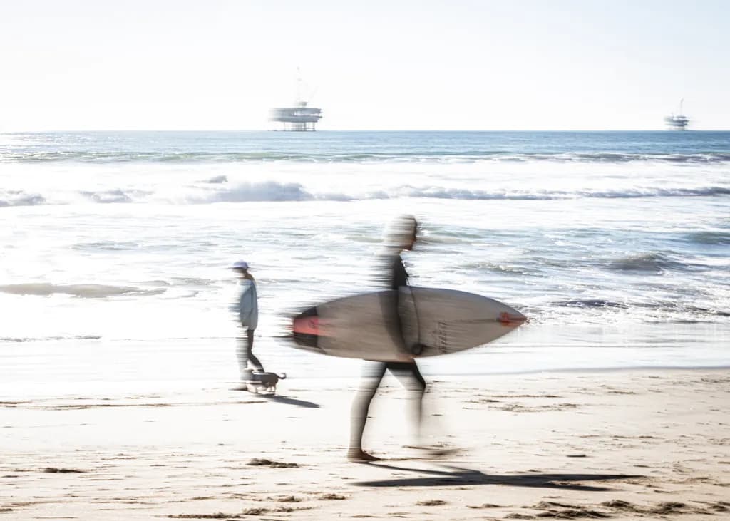 Ebb and Flow: An Impressionistic Journey Through Light and Motion on the Shoreline