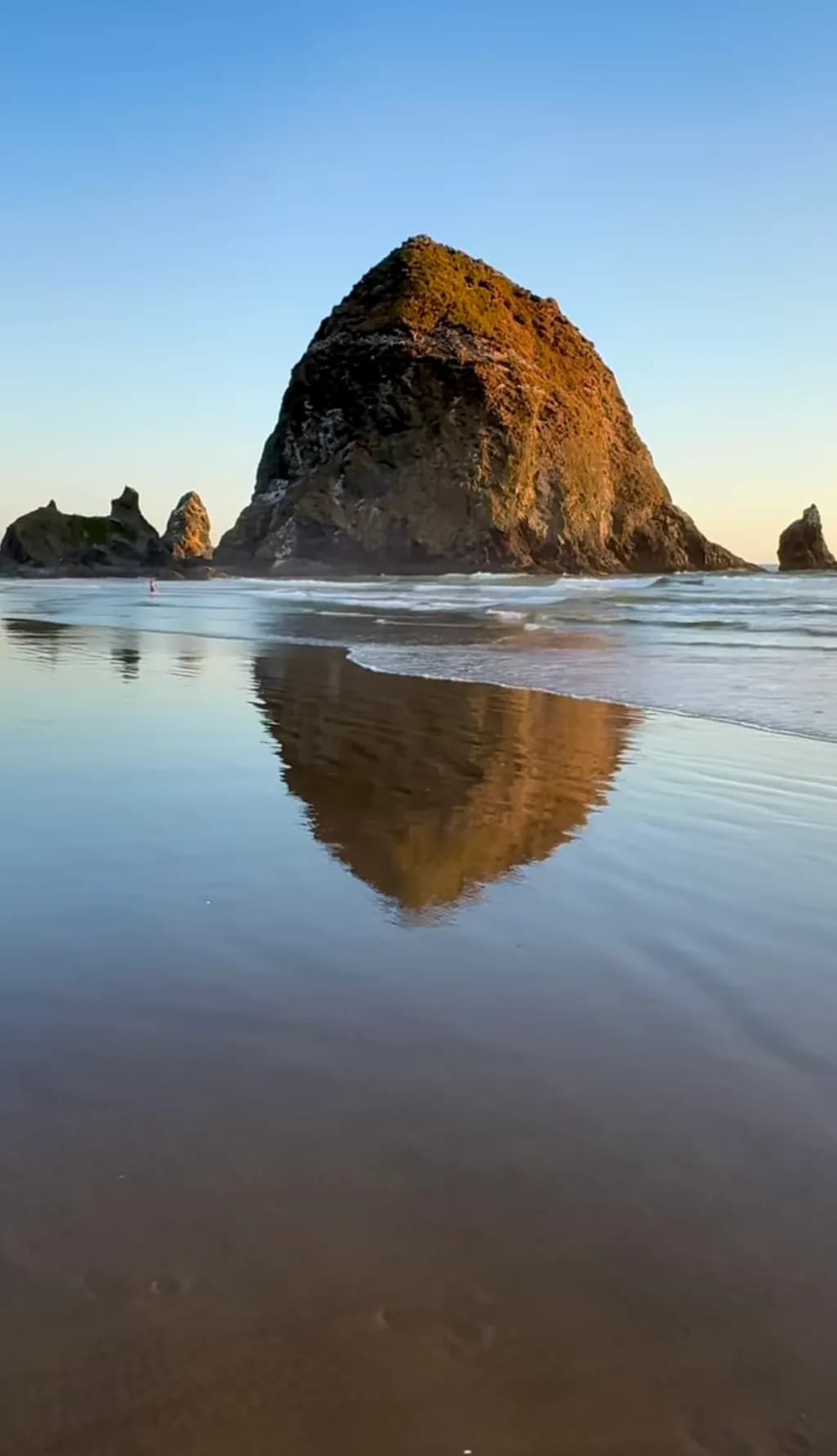 Serenity at the Shore: A Tranquil Reflection of Nature's Beauty