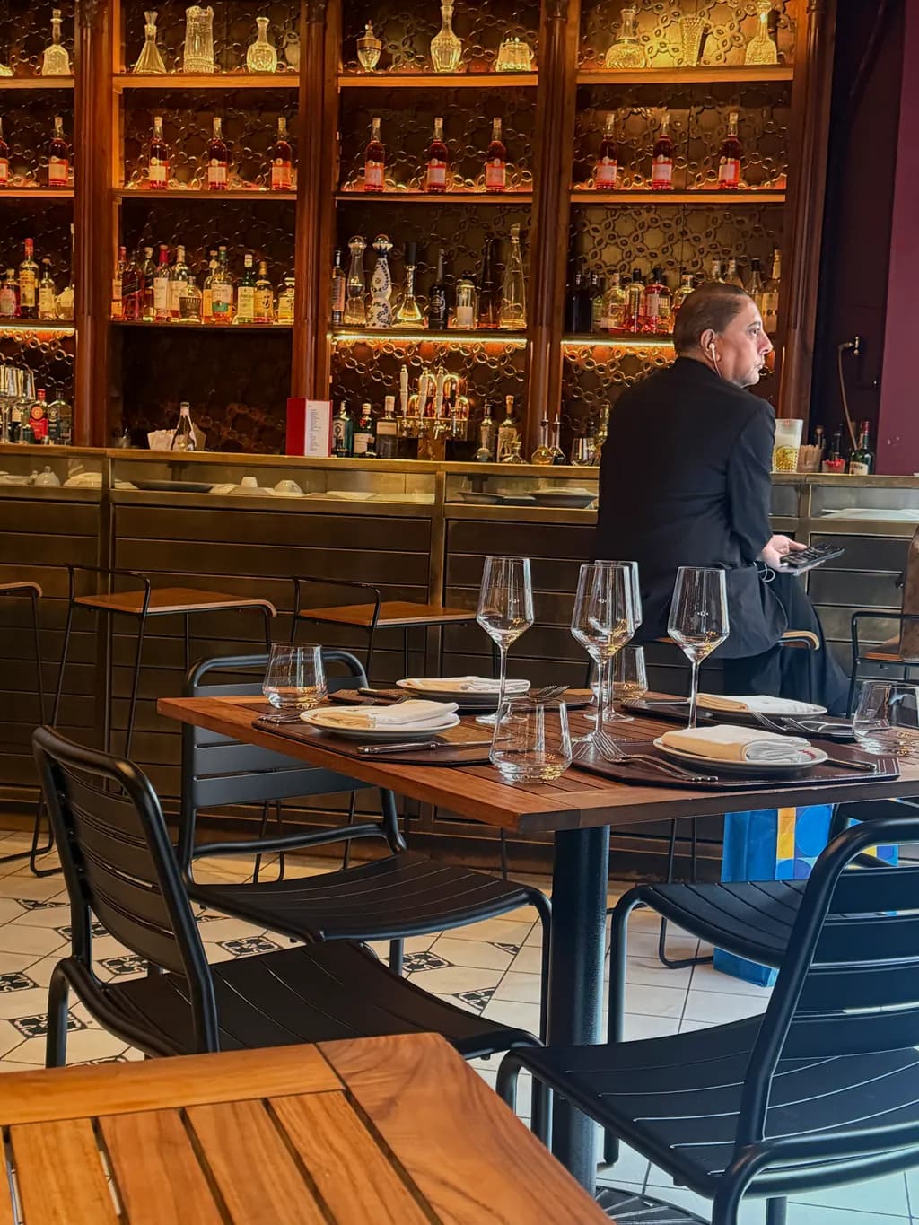 Phoneliness: Bar