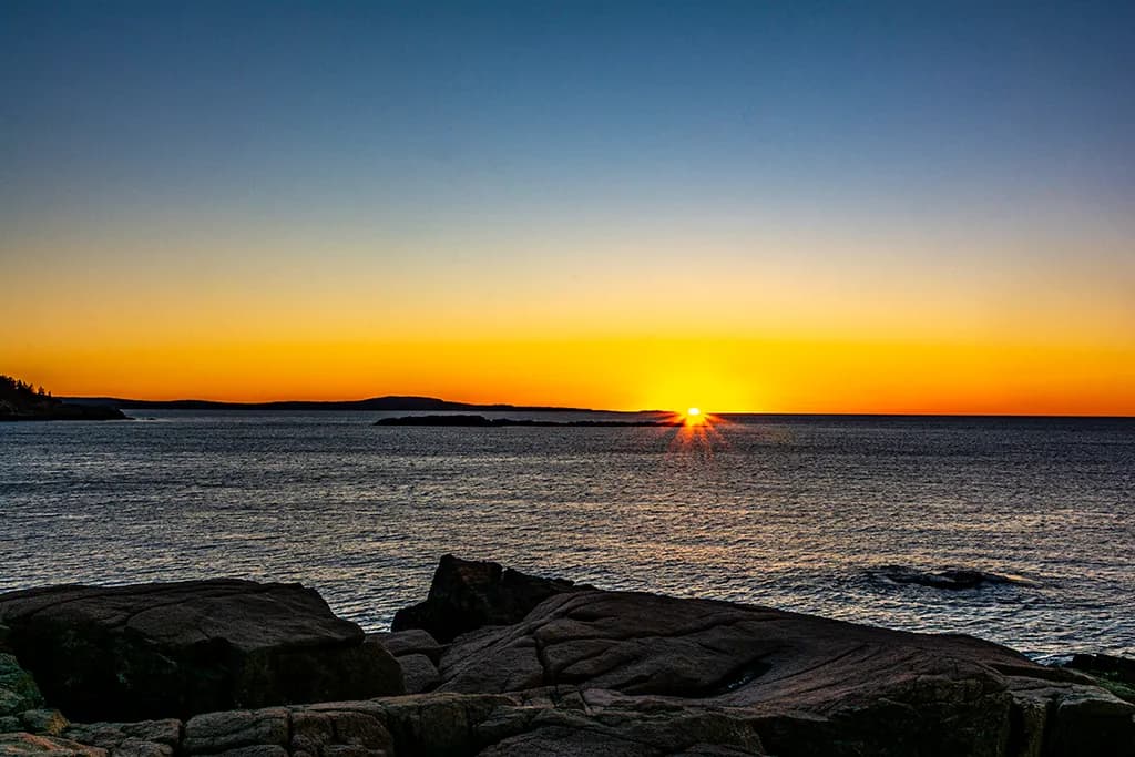 Serenity at Dusk: A Coastal Sunset Over Tranquil Waters
