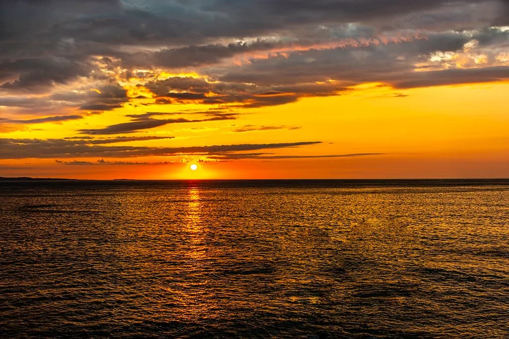 Golden Horizon: A Serene Sunset Over Tranquil Waters