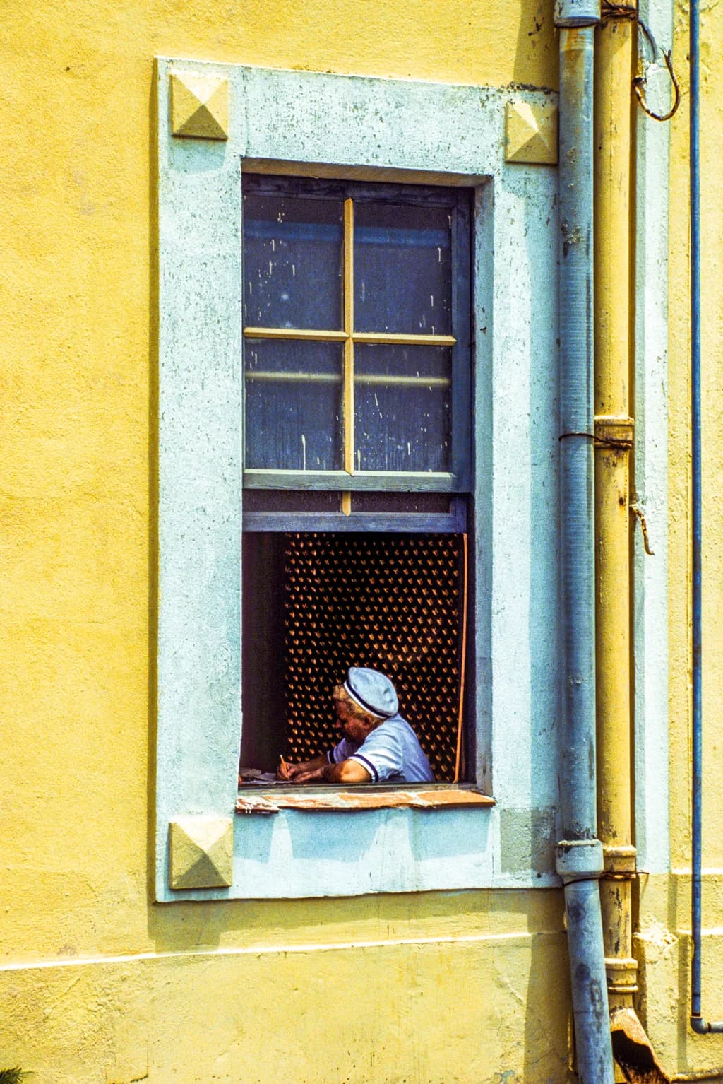 La Habana Window Scene
