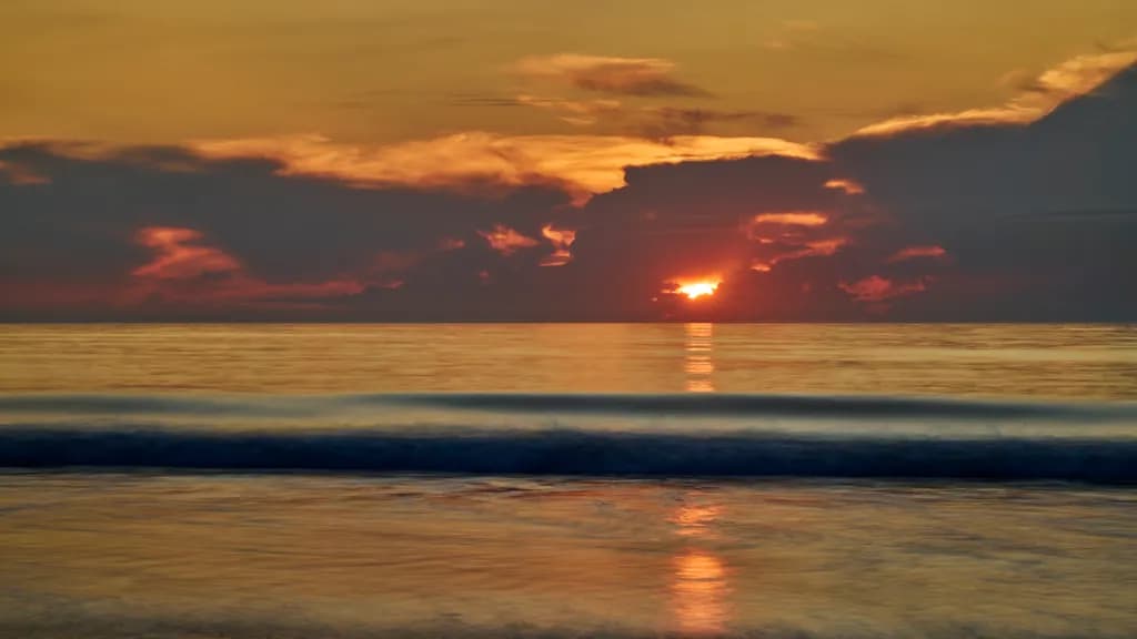 Serene Sunset Reflections Over the Ocean Horizon