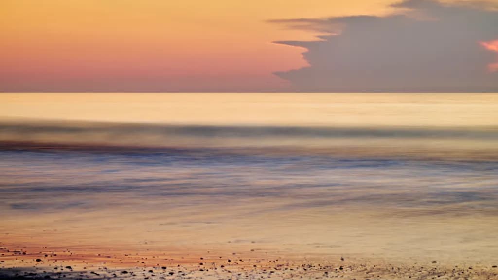 Serenity at Sunset: A Tranquil Reflection on the Ocean Horizon