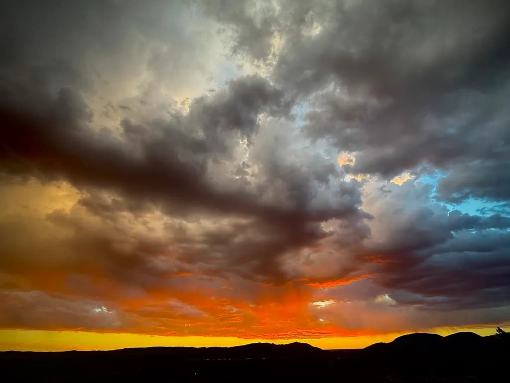 Ethereal Twilight: A Dramatic Sunset Over Rolling Clouds