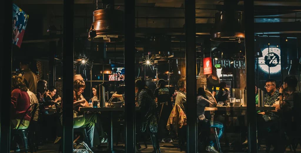 Evening Conversations: A Lively Restaurant Atmosphere Captured in Time
