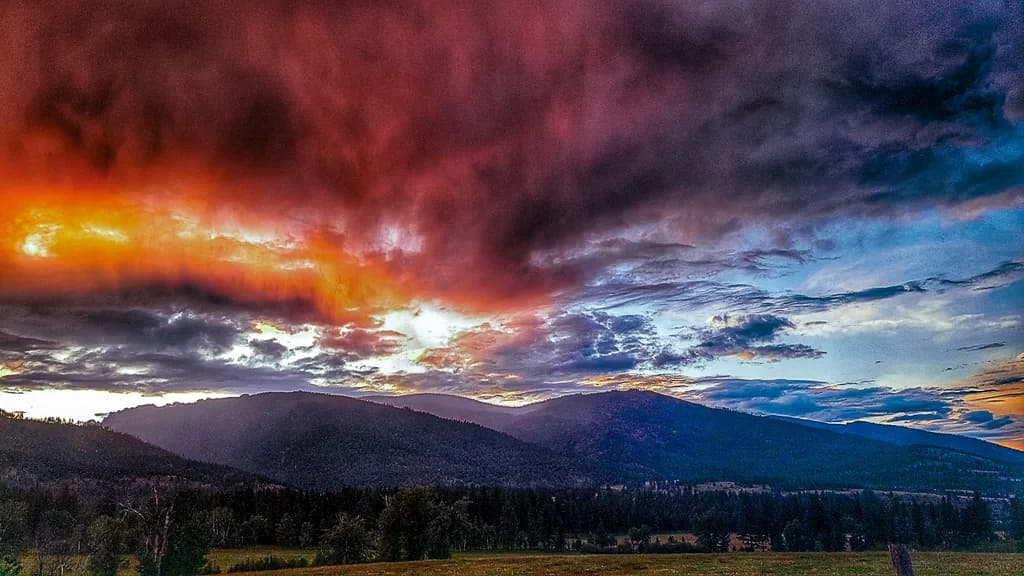 Vibrant Twilight: A Dramatic Sunset Over Majestic Mountains