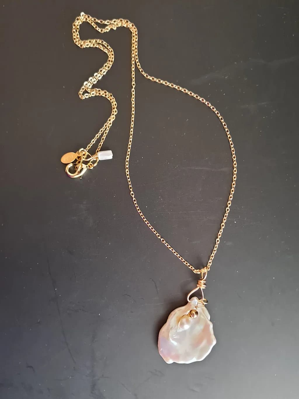 Elegant Pearl and Gold Necklace: A Timeless Accessory for Every Occasion