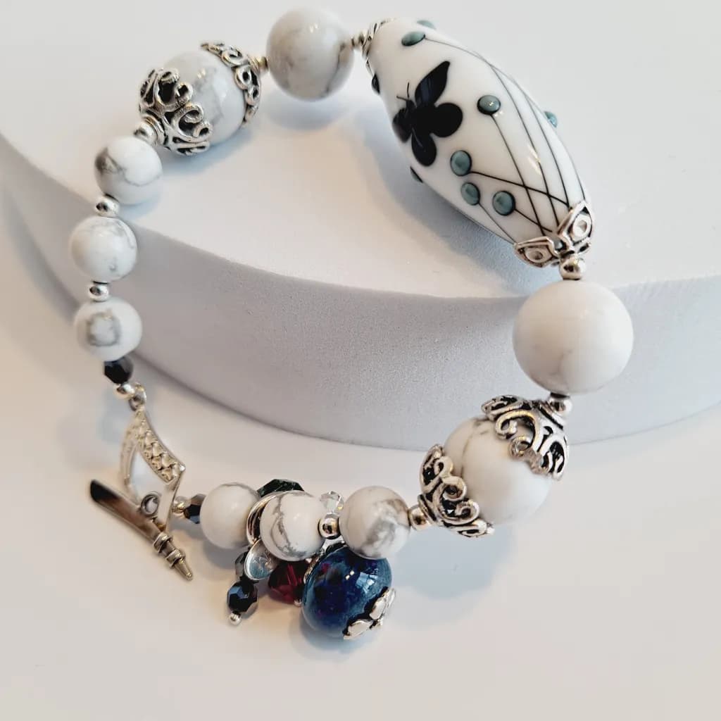 Elegant Harmony: A Handcrafted Bracelet Blending Nature and Artistry