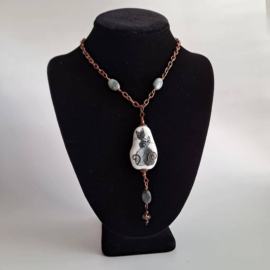 Whimsical Cat Charm Necklace: A Unique Blend of Art and Elegance