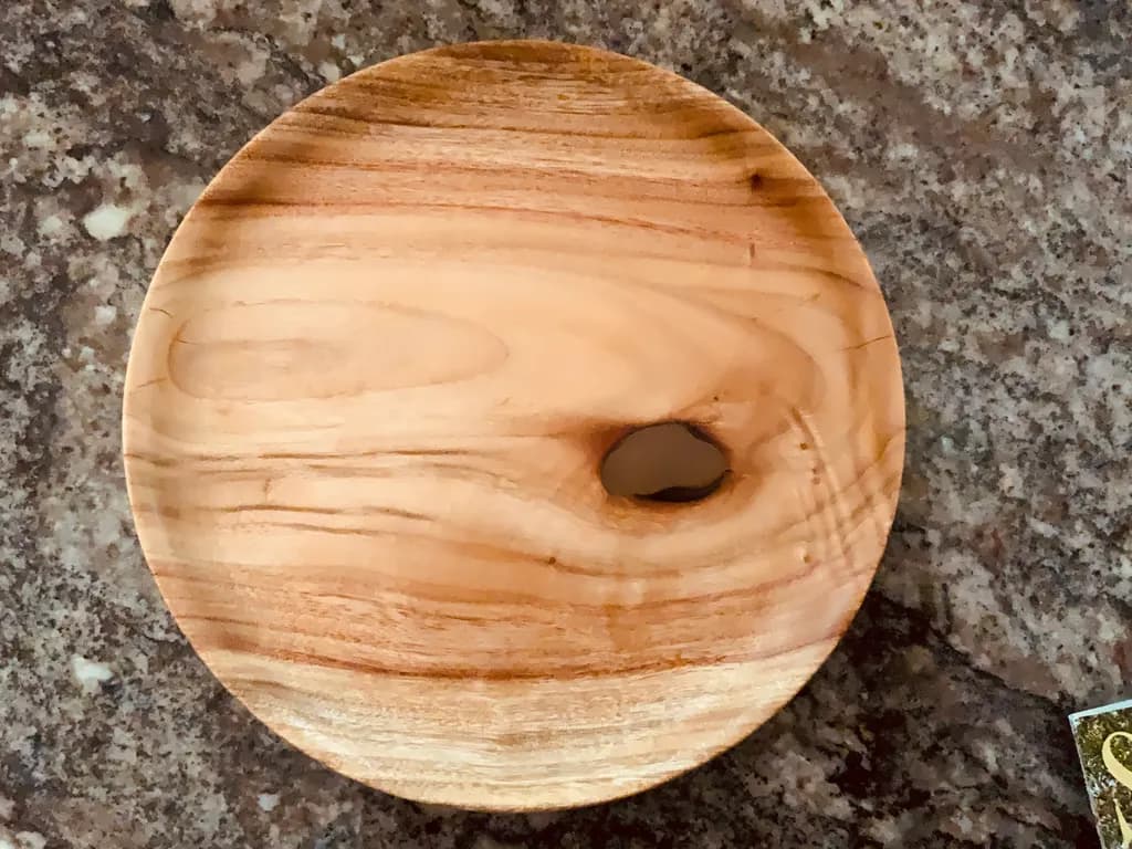 Natural Elegance: Handcrafted Wooden Plate with Unique Grain Patterns