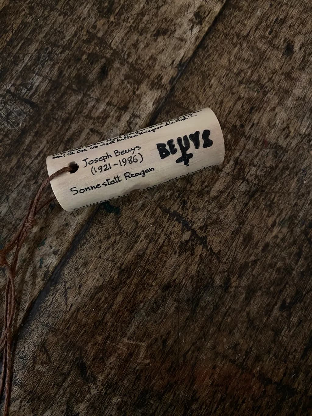 Joseph Beuys: Sonne statt Reagan - Legno non identificato 5,7 x  Ø  0,9 cm