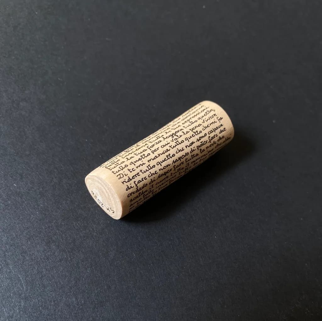 Tutto quello - Legno di olivo, Ø 1,7 × 5 cm. 