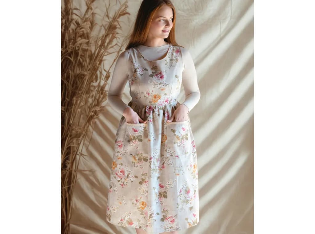 Floral Elegance: A Vintage-Inspired Apron for Timeless Kitchen Moments