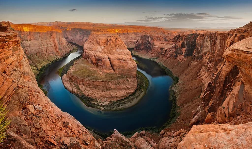 Majestic Curves: The Serpentine Dance of the Colorado River at Horseshoe Bend
