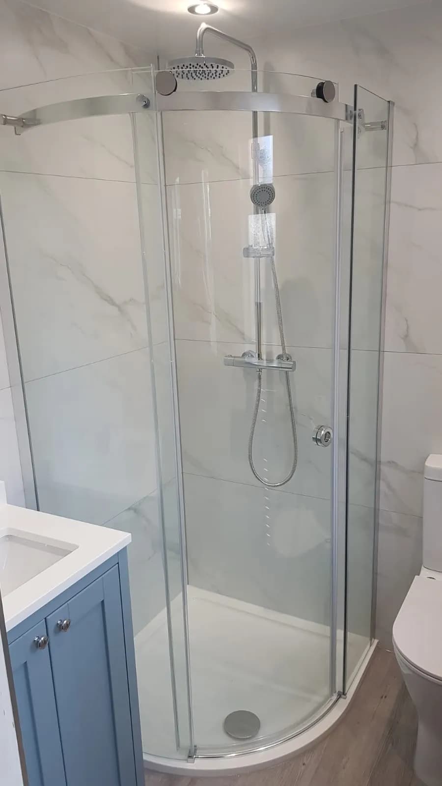 Elegant Serenity: A Modern Shower Oasis in Sleek Glass and Marble Finishes