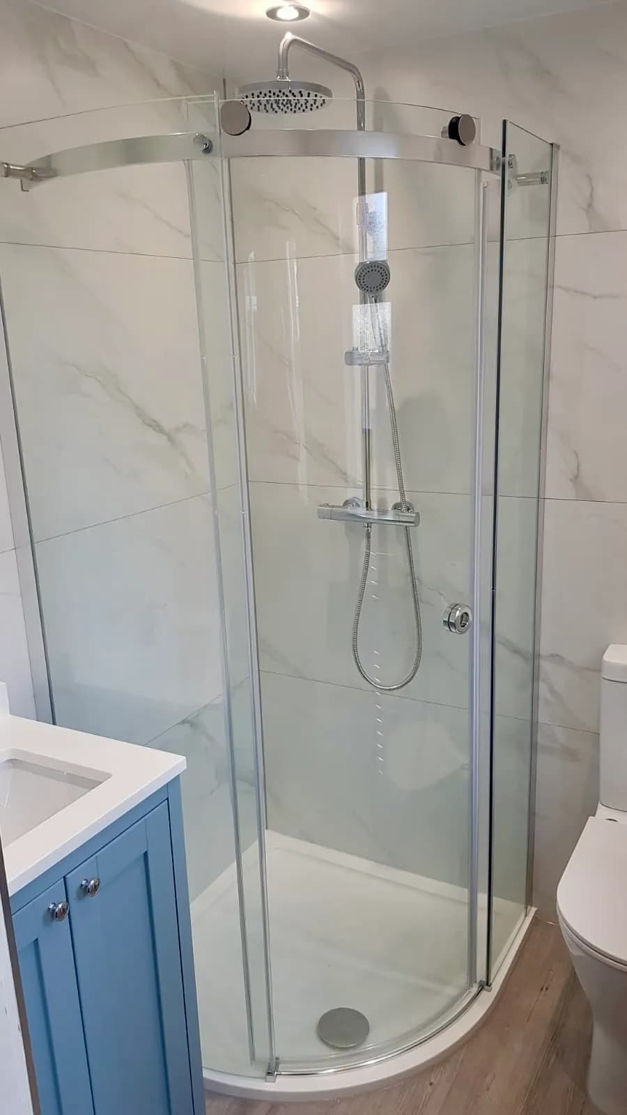 Elegant Serenity: A Modern Shower Oasis with Sleek Glass Design and Marble Accents