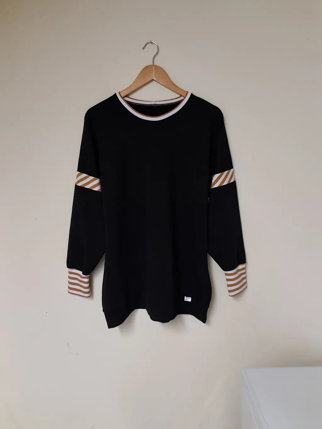 Classic Black Sweatshirt with Striped Sleeves for Effortless Style