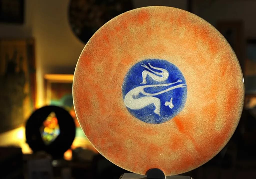 Dynamic Dance Plate