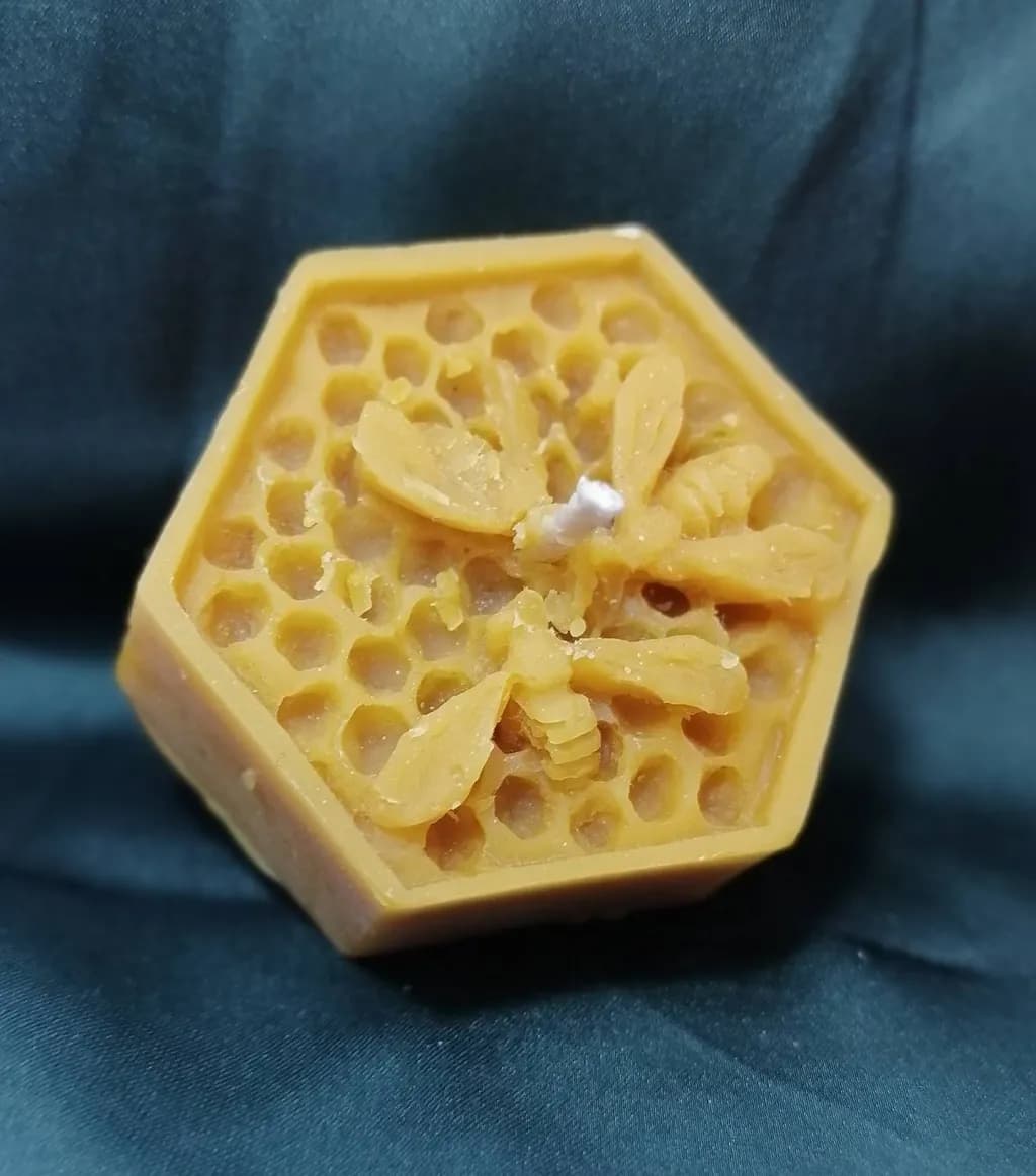Hexagonal Harmony: A Natural Beeswax Candle Inspired by Honeycomb Beauty