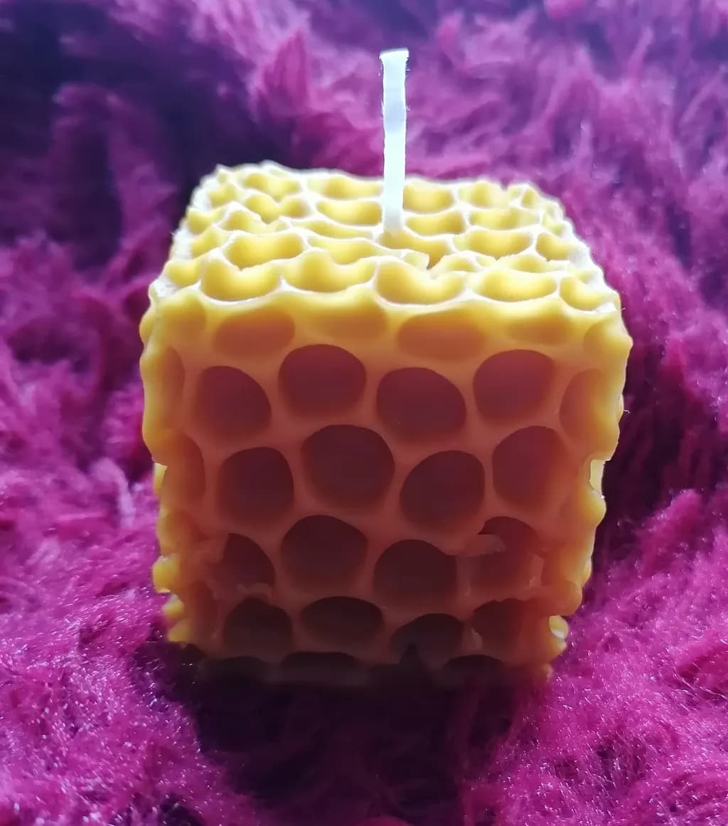 Hexagonal Harmony: Handmade Beeswax Candle for Aromatic Ambiance