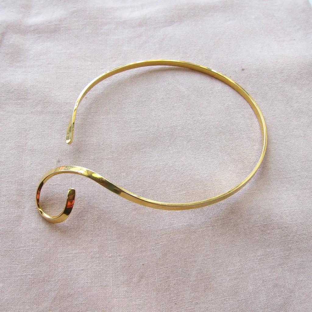 Elegant Gold Spiral Cuff: A Minimalist Statement Piece for Modern Aesthetics