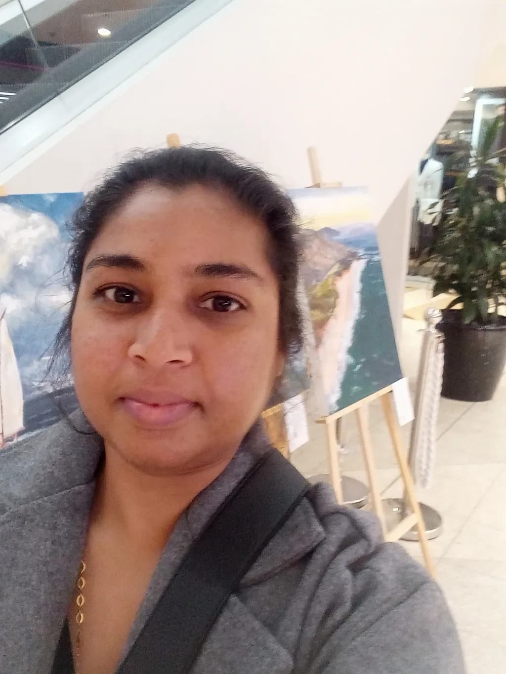 Portrait of an Artist: A Casual Selfie Amidst the Exhibition's Vibrant Artistry