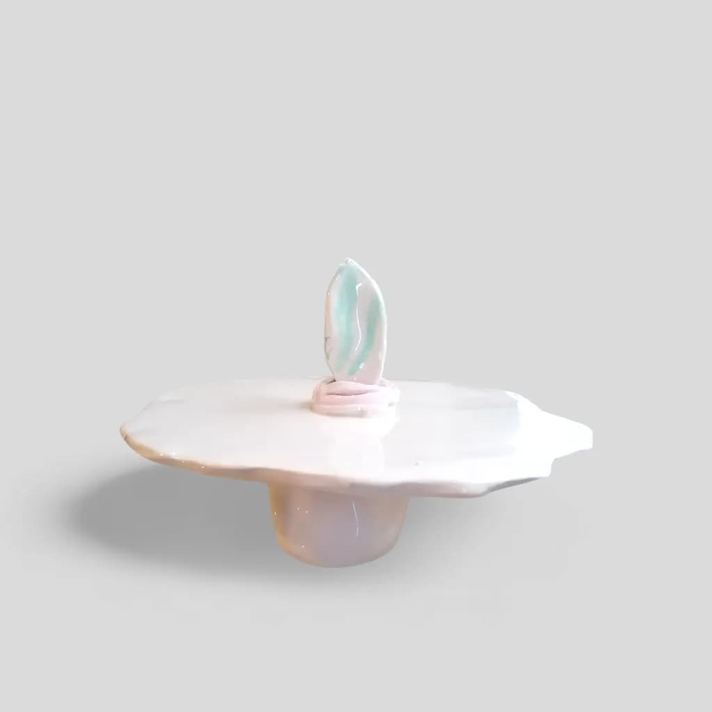 Elegant Ceramic Centerpiece with Unique Leaf Design