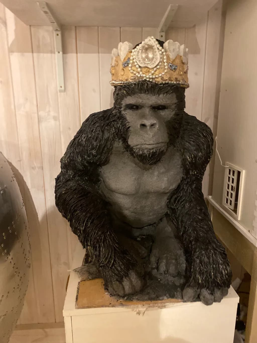 Majestic King Gorilla: A Unique Decorative Statue for Art Enthusiasts