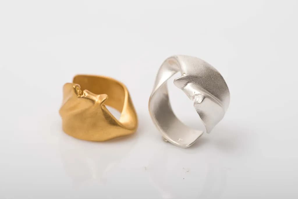 Sculptural Elegance: Modern Metallic Rings in Gold and Silver for Artistic Expression