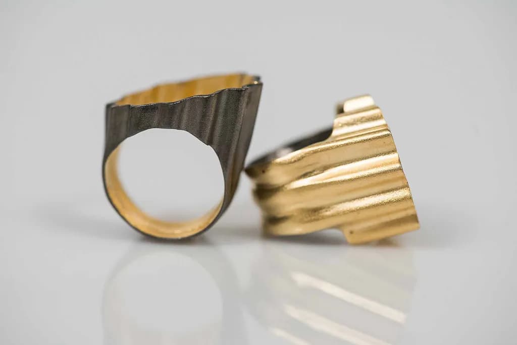 Elegant Metallic Rings: A Fusion of Modern Design and Timeless Fashion