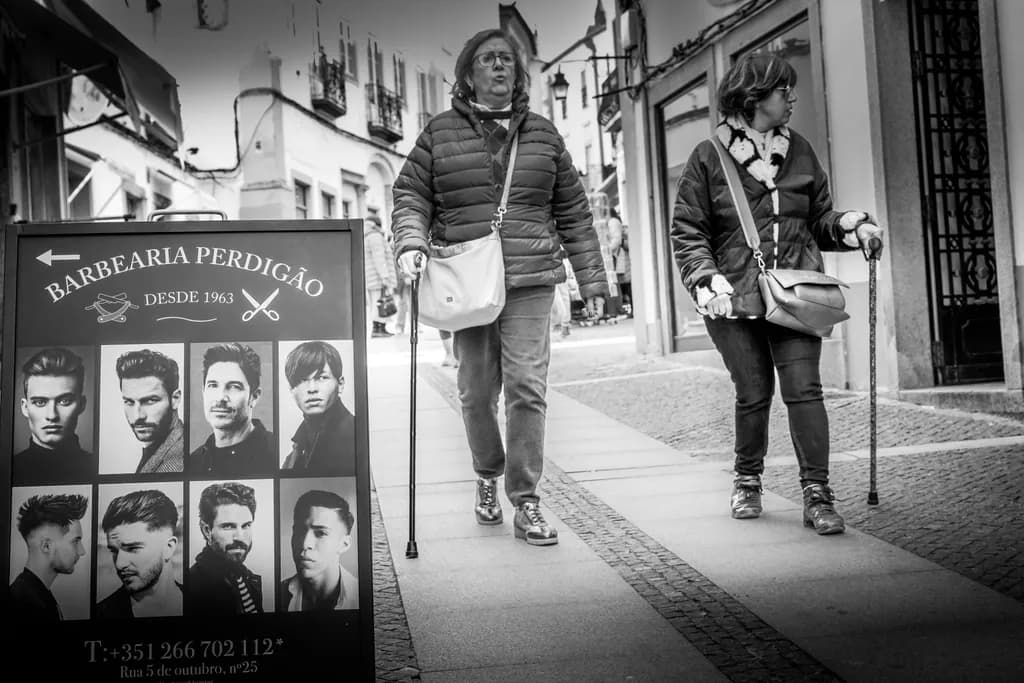 Urban Stroll: A Black and White Journey Through Time and Style at Barbearia Perdigão
