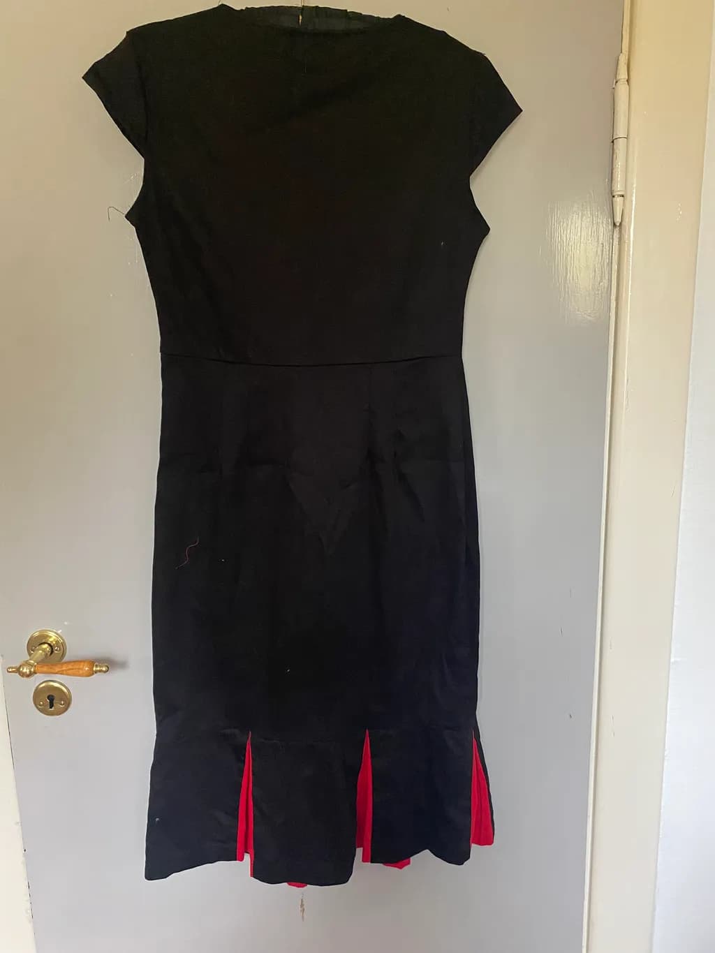 Elegant Contrast: A Stylish Black Dress with Red Accents