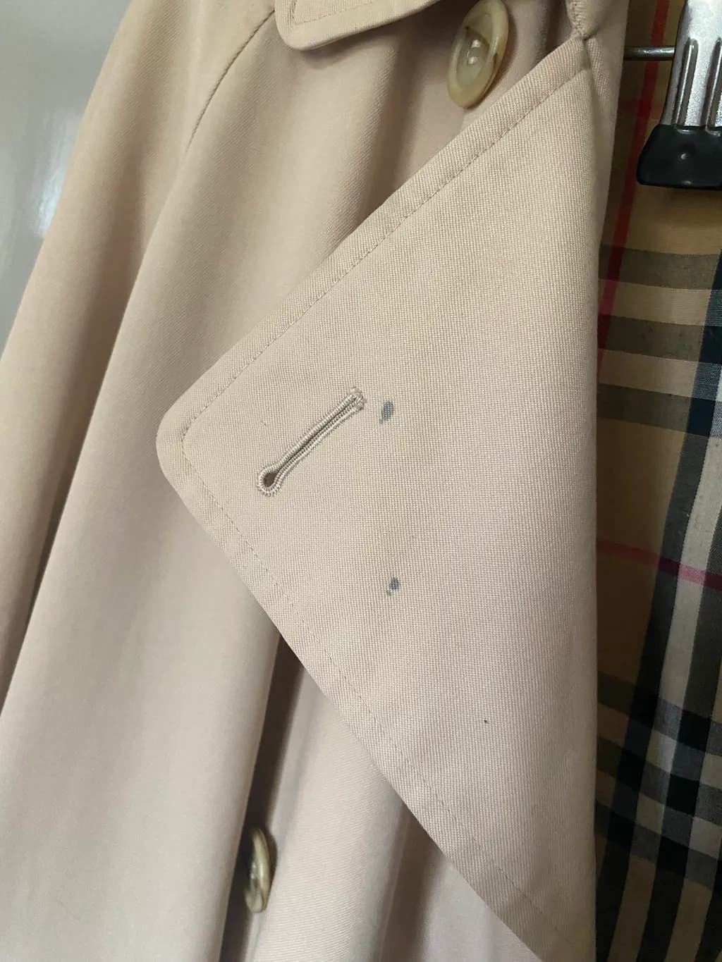 Elegant Beige Trench Coat with Subtle Details: A Timeless Wardrobe Essential
