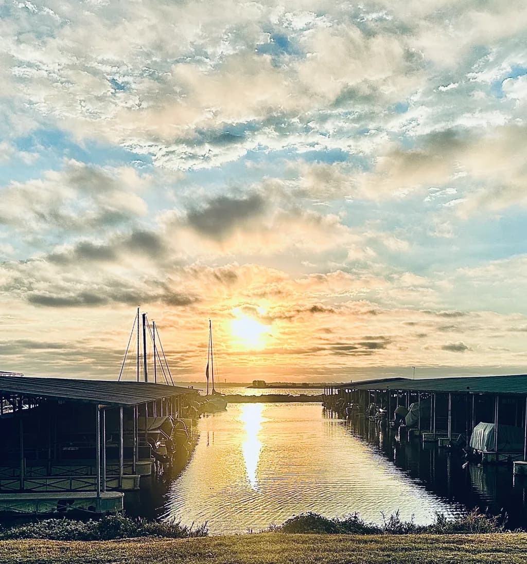 Serenity at Sunset: A Tranquil Reflection Over the Marina Waters