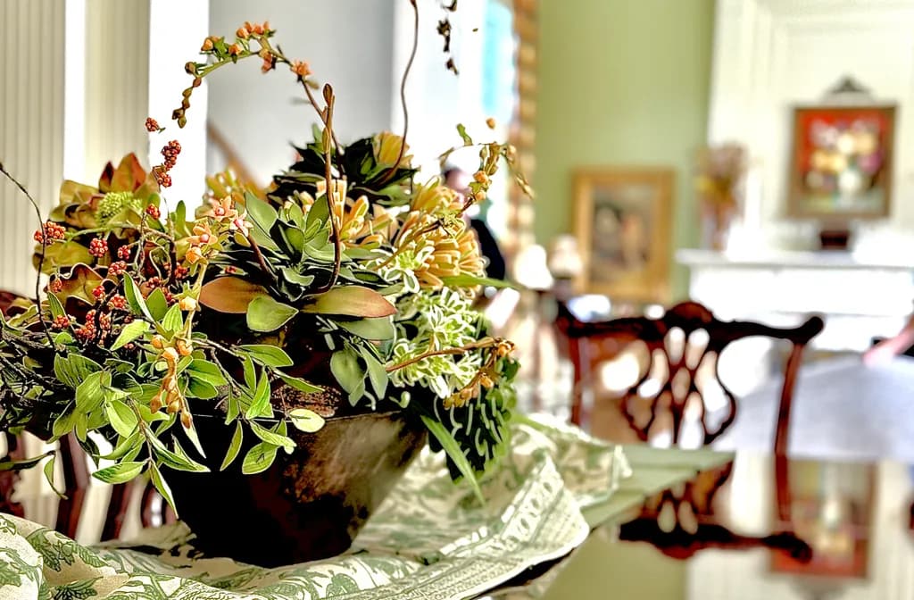 Elegant Floral Arrangement: A Touch of Nature's Beauty for Your Home Decor