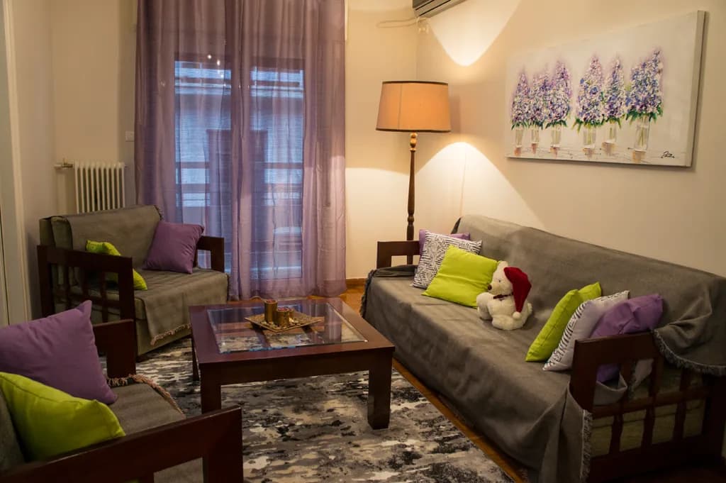 Whispers of Lavender: A Cozy Living Room Retreat with Floral Elegance