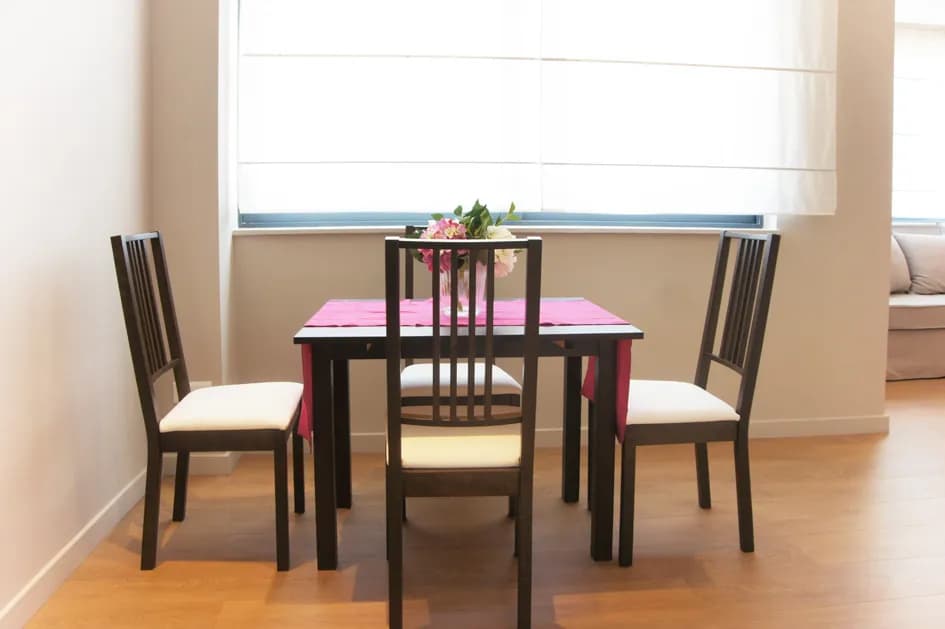 Serene Dining Space: A Minimalist Retreat for Intimate Gatherings