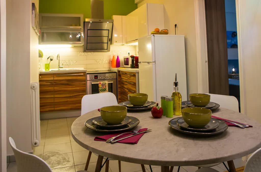 Modern Kitchen Serenity: A Cozy Dining Experience in Earthy Tones