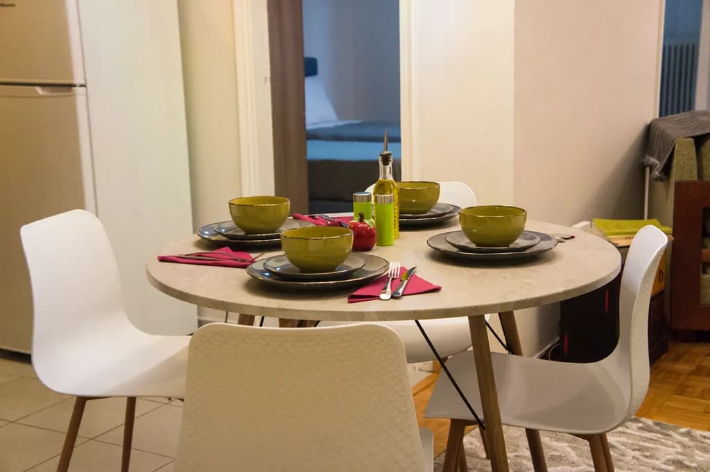 Modern Elegance: A Cozy Dining Experience with Minimalist Charm