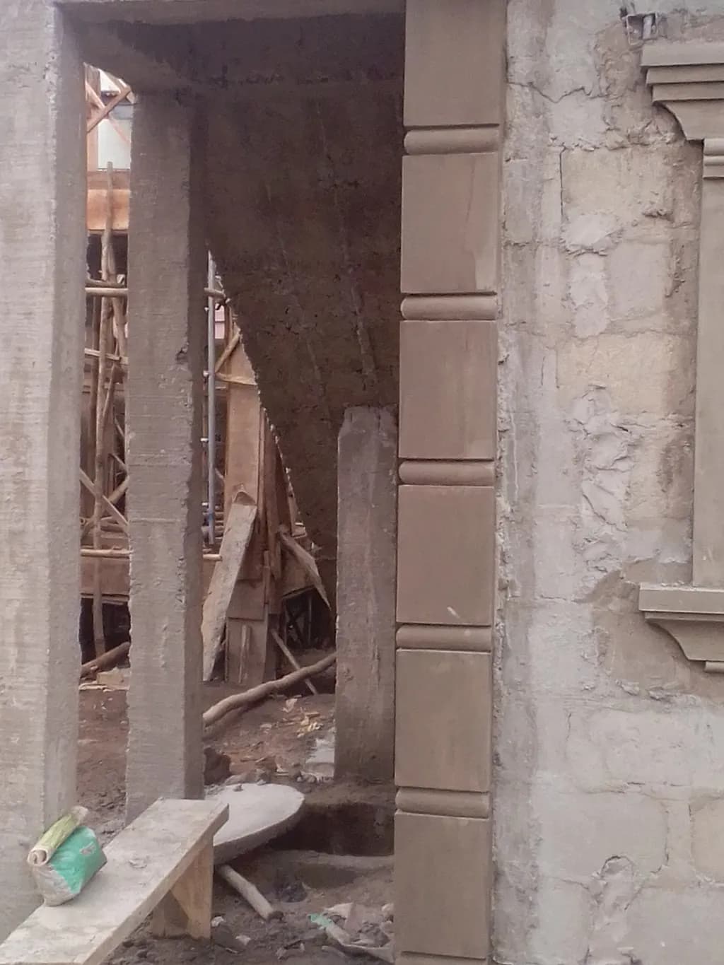 Urban Echoes: A Glimpse Through the Architectural Frame of Transformation