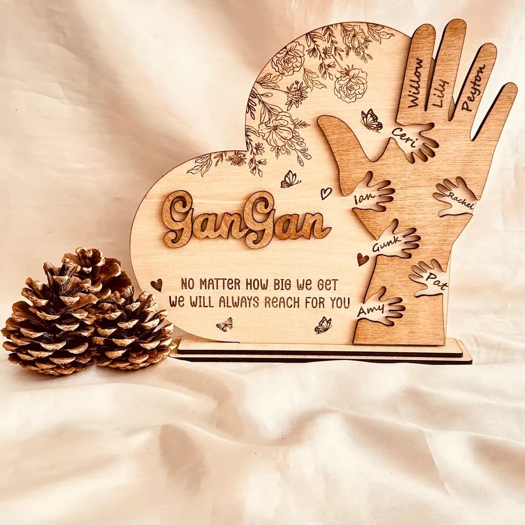Heartfelt Family Connection: "GanGan" Wooden Hand Sculpture with Personalized Names and Loving Message