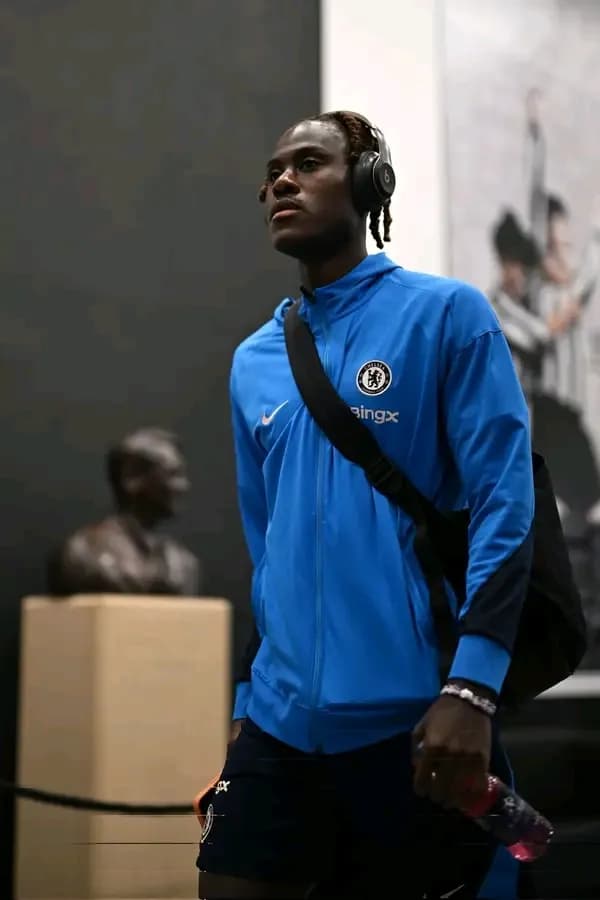 Focused Journey: A Chelsea Player's Pre-Match Ritual in Blue Elegance
