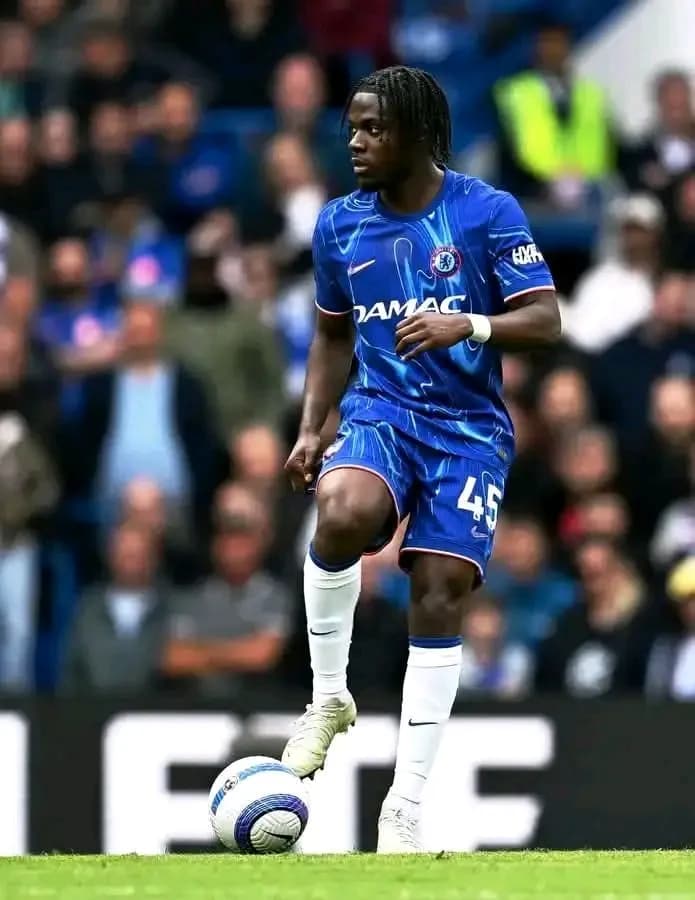 Dynamic Movement on the Pitch: A Chelsea Football Moment