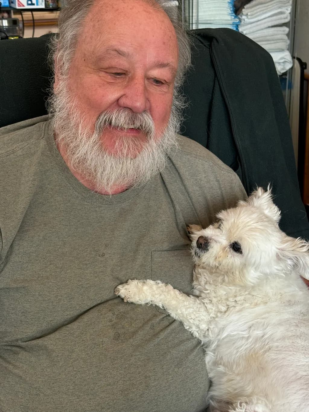 Joyful Companionship: A Heartwarming Moment Between Man and Dog
