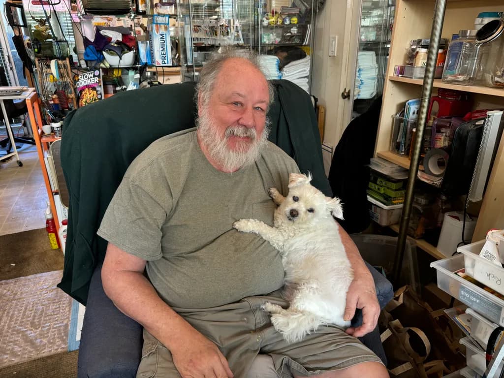 Gentle Companionship: A Heartwarming Moment Between Man and Dog