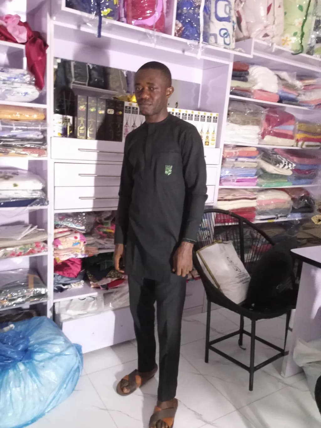 Urban Elegance: A Portrait of Everyday Life in a Vibrant Marketplace
