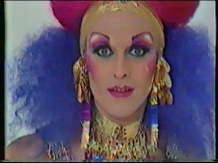 Vibrant Expression: A Dramatic Performance in Makeup Artistry